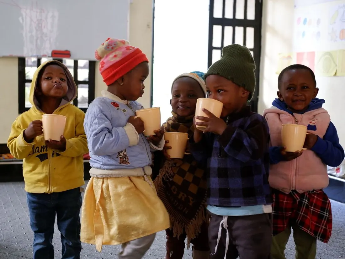 Kinder der Daycare trinken gemeinsam Tee