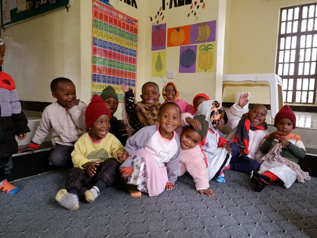 Gruppe von Daycare-Kindern im Gruppenraum