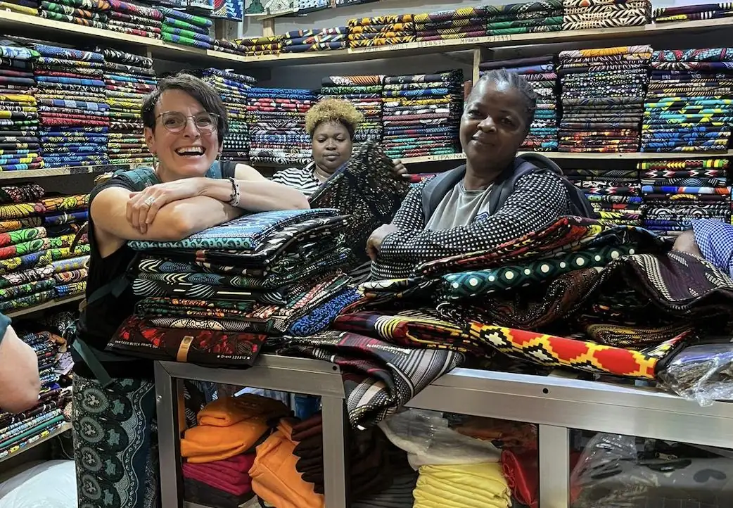 Stoffeinkauf für das Nähprojekt auf dem Markt in Arusha