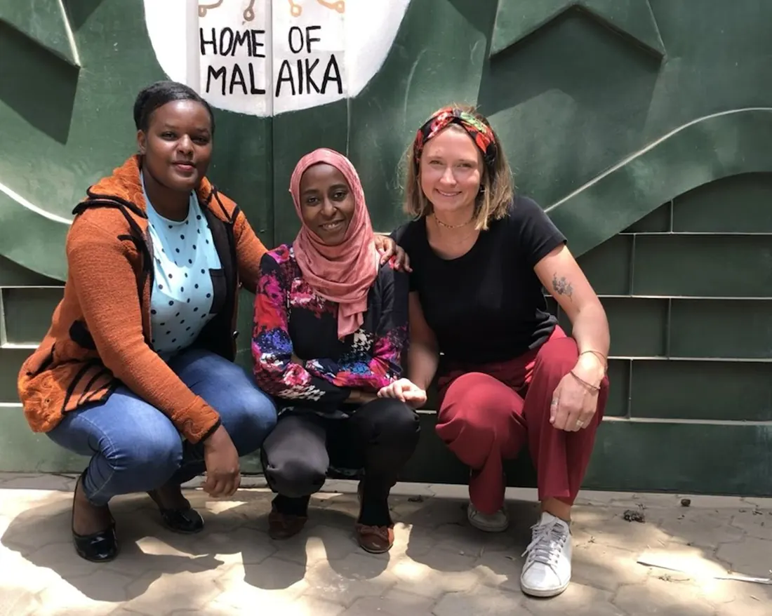 Team von Home of Malaika vor dem Projekthaus