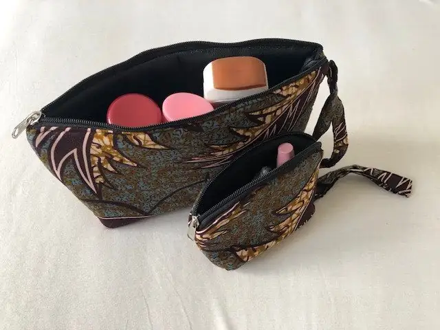 Kulturtasche und Kosmetiktasche aus buntem Stoff