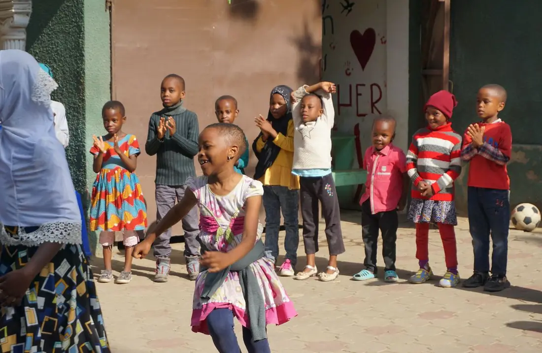 Kinder spielen im Hof des Projekthauses