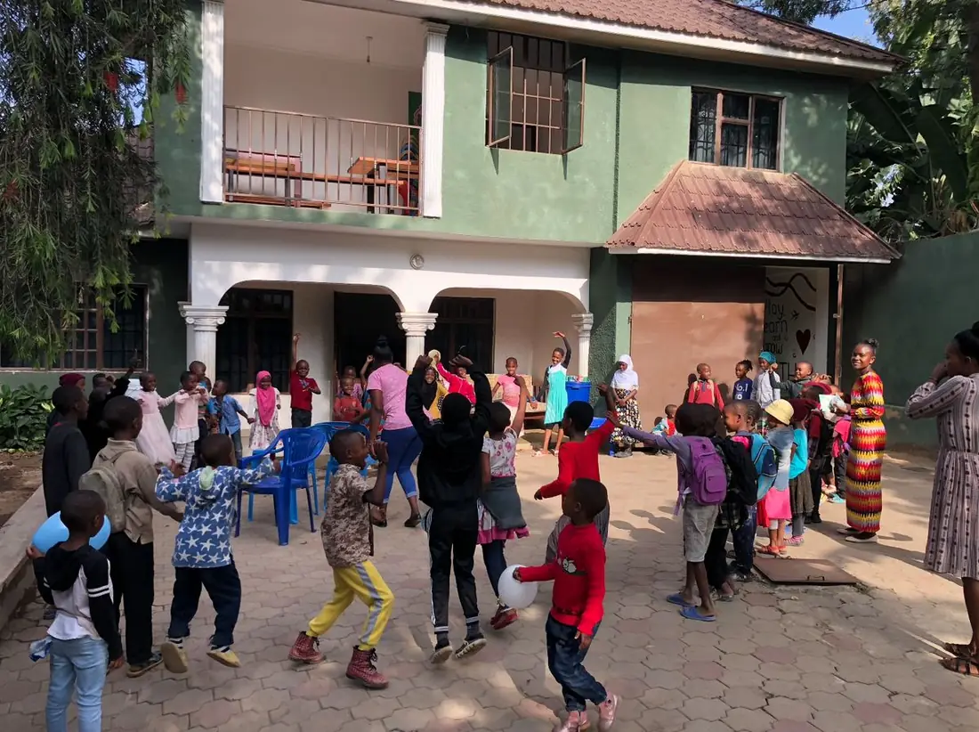 Projekthaus von Home of Malaika mit spielenden Kindern