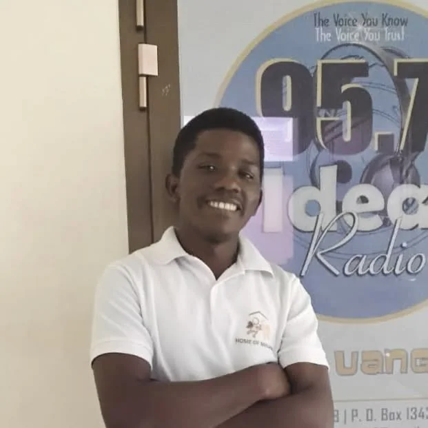 Projektmitarbeiter Ibrahim im Studio von IDEA Radio
