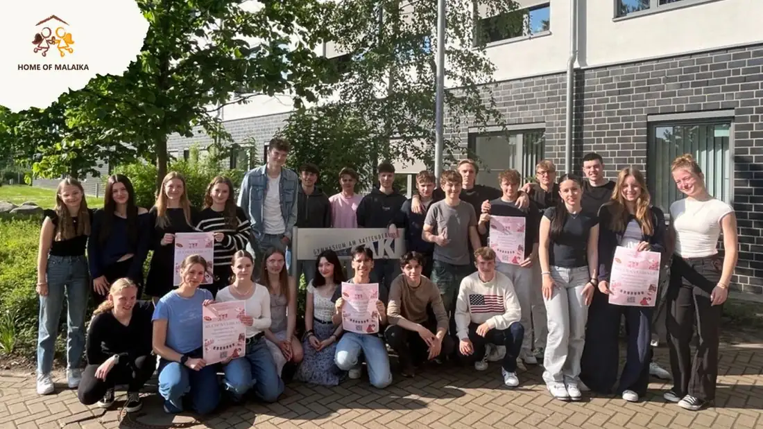 Schulklasse des Gymnasiums am Kattenberge nach ihrer Spendenaktion