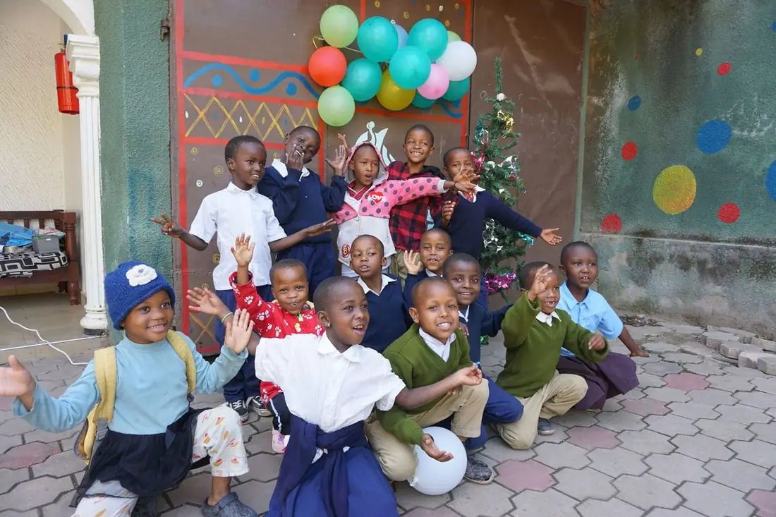 Weihnachtsfeier mit Kindern und Luftballons im Projekthaus