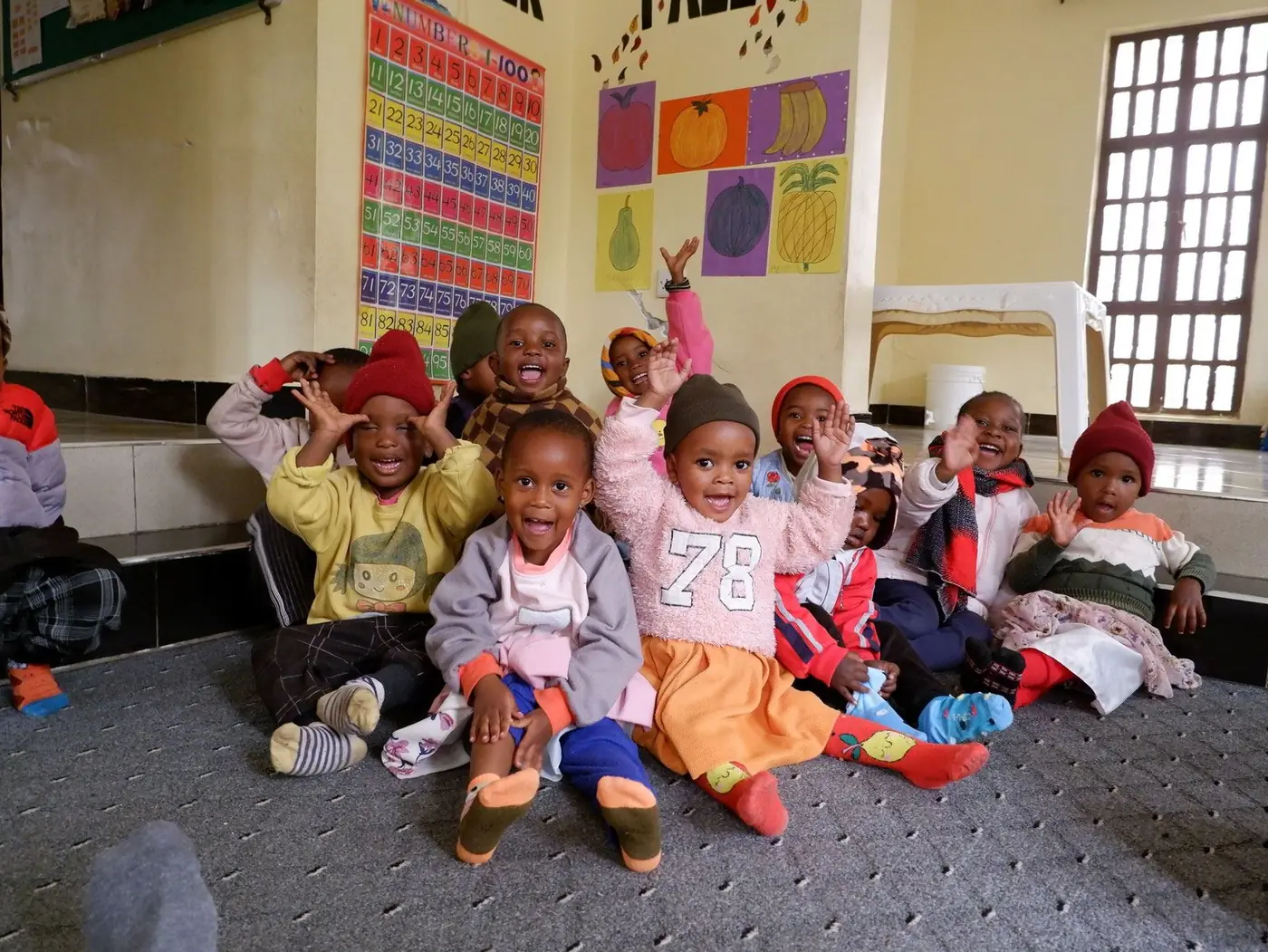 Kindergruppe der Daycare von Home of Malaika im Gruppenraum