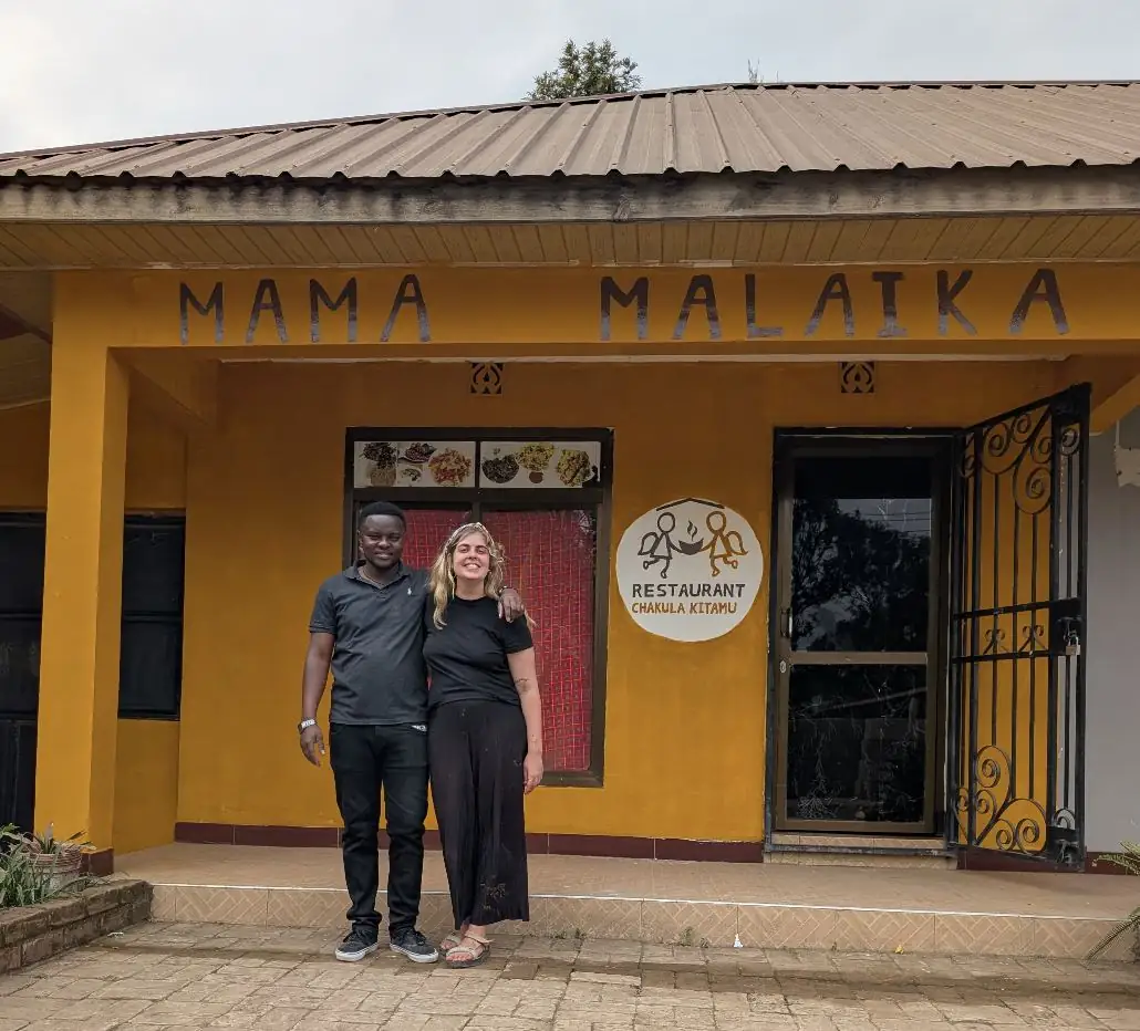 Gebäude des Mama Malaika Restaurants mit Schriftzug in Mianzini