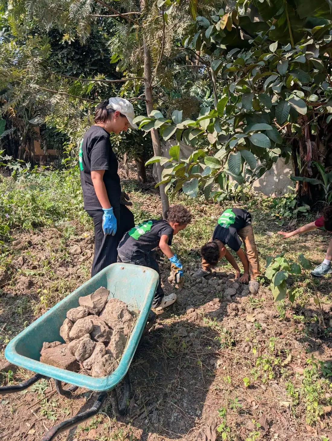 Gartenarbeit mit Schubkarre auf dem Restaurantgelände